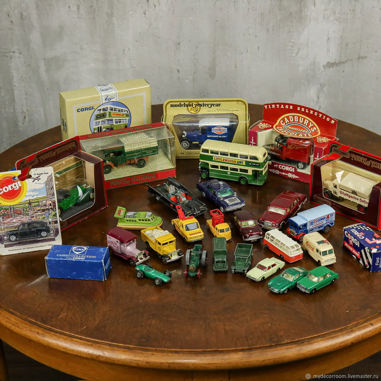 Винтаж: Старинные автомобили "MatchBox&Corgi toys"-0