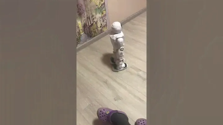 Робот на пульте управления #робот#роботнапульте#интерактивнаяигрушка